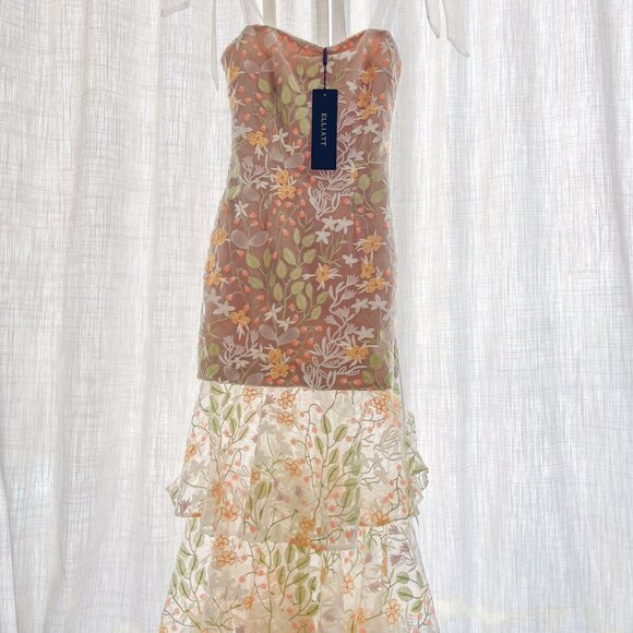 Elliatt EXPERIENCE TIERED MAXI DRESS IN MULTI worn once - Picture 8 of 11